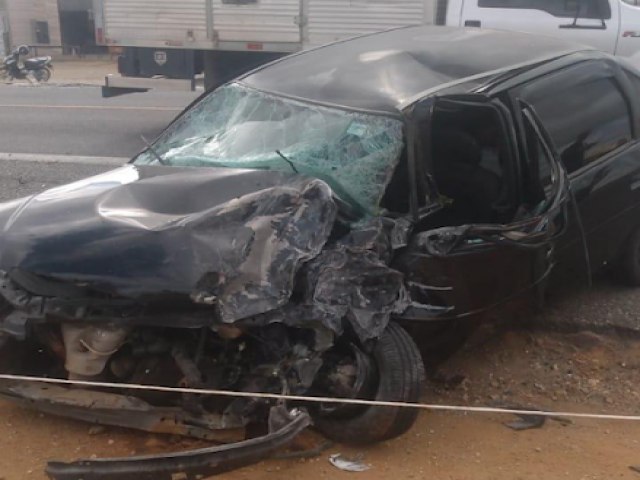 Mulher morre aps acidente entre carro e carreta na BR-116 no Entroncamento de Jaguaquara-BA