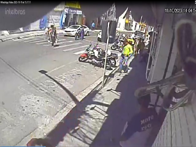 Jacobina: mulher é atropelada por motociclista na faixa de pedestre no centro da cidade o mesmo fugiu do local, veja vídeo