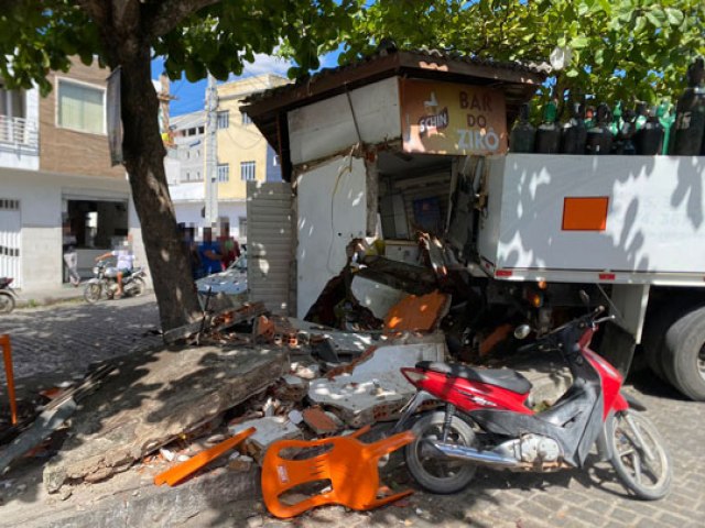 Caminhão desgovernado destrói quiosque em Conceição do Coité; imagens do local mostram a dinâmica da destruição, veja vídeo