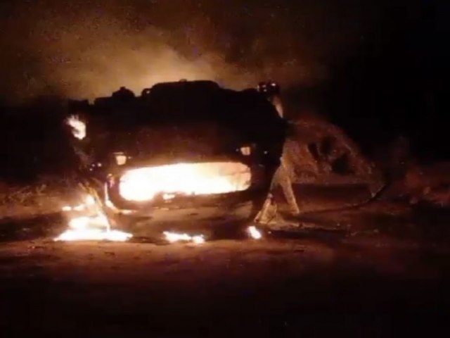 Ex-vereador Dourenilson Firme capota veículo próximo a cidade de Quixabeira; carro pega fogo no acidente