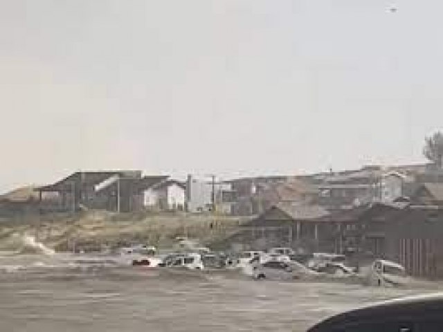 Tsunami meteorológico atinge Litoral Sul de Santa Catarina, arrasta carros e assusta banhistas; VEJA VÍDEO 