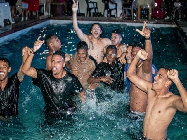 Jogadores comemoram o título do Vitória na Série B e Prefeito de Salvador promete festa na cidade