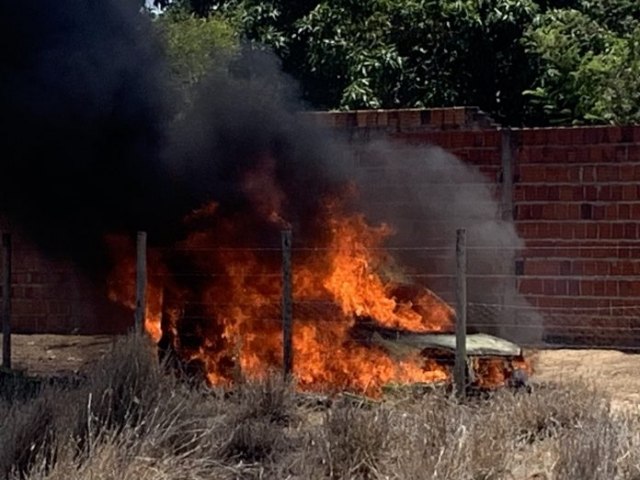 Quixabeira: Ambulância do município pega fogo quando trafegava pela cidade