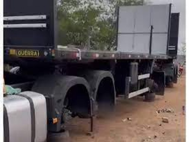 Bandidos roubam carreta em pátio de posto em Capim Grosso e retiram todos os pneus