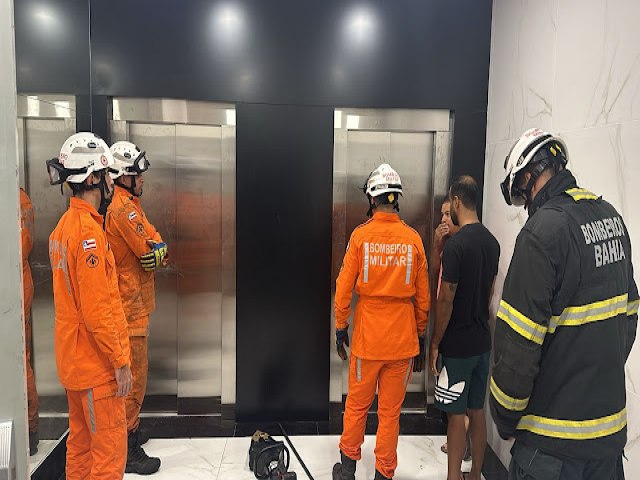 Corpo de Bombeiros resgatou três jovens que ficaram presas em elevador na Praça Castro Alves em Jacobina