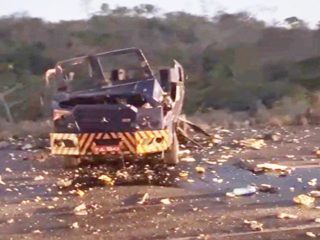 Carro-forte fica destrudo aps tentativa de roubo na BR - 101; veja vdeo