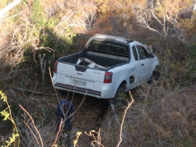 Veculo desce ribanceira na Serra do Tombador, BR 324, em Jacobina