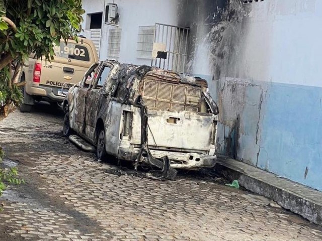 Homem ateia fogo na viatura da Polcia Militar em Gavio