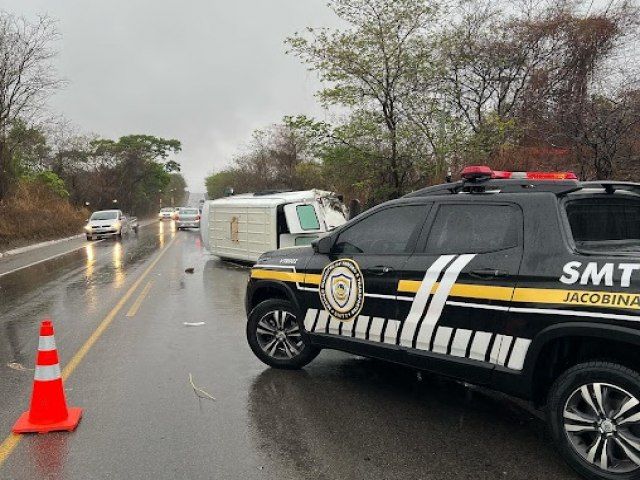 SMT registra acidente com Van prximo a Ponte do Roncador, na BR 324 em Jacobina