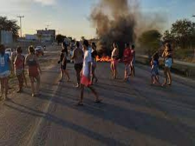 Moradores revoltados com a falta d'gua bloquearam a BR 324 no distrito do Junco de Jacobina