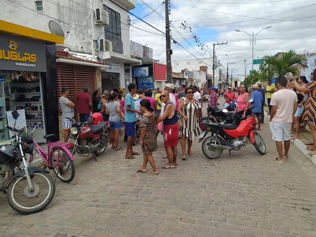 Moradores de Quixabeira fazem manifestao no Escritrio da Embasa em busca de repostas para a falta de gua na torneira