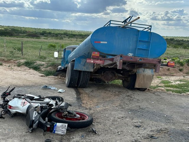 Homem morre e filha fica ferida em acidente entre moto e caminho-pipa na zona rural de Araci