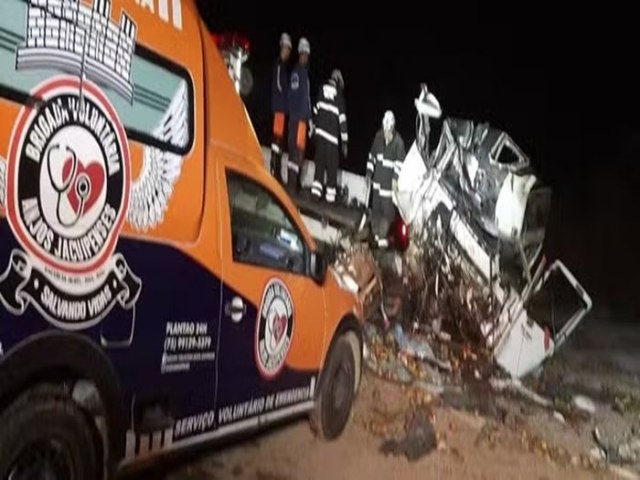 Mais de 20 pessoas morrem em acidente com caminhão e ônibus na Bahia