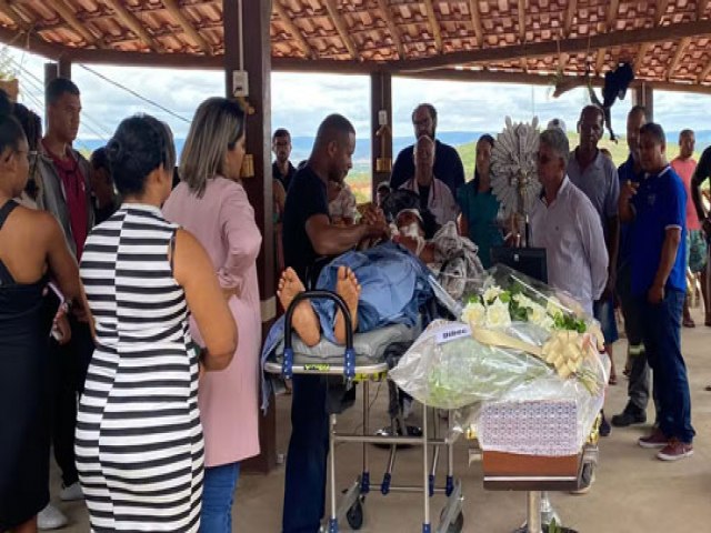 Deitada em maca, sobrevivente de acidente com 24 mortos na Bahia acompanha velrio da filha