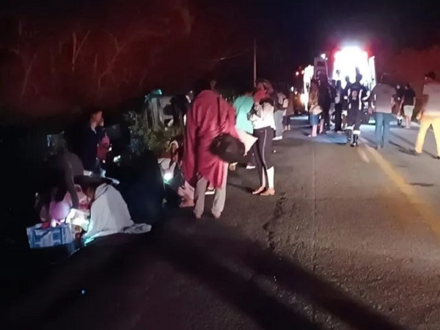 Caetit: nibus de turismo tomba e deixa 29 pessoas feridas na BR-430