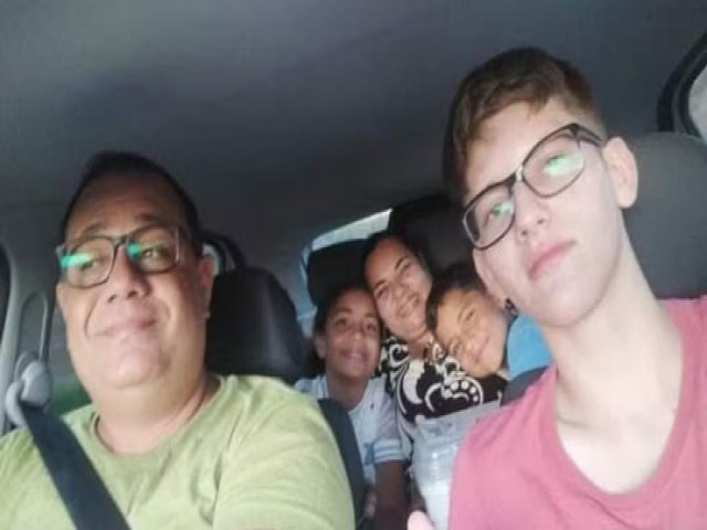 Pai, me, dois filhos e um sobrinho morrem em batida entre carro e carreta na Bahia