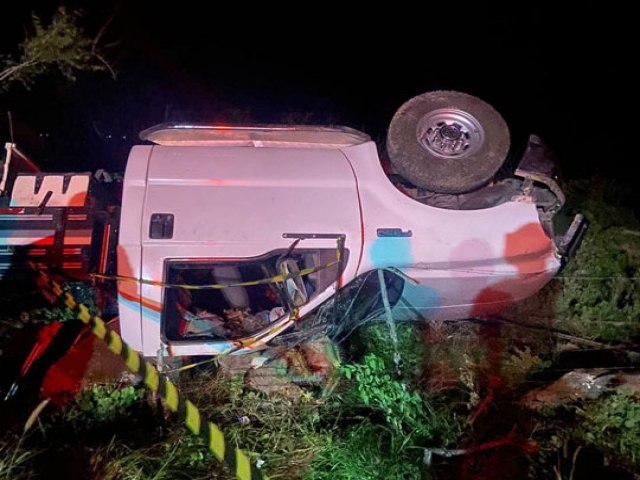 Veculo com placa de Valente capota e sai da pista aps motorista tentar desviar de buraco na BA-120, em Santaluz