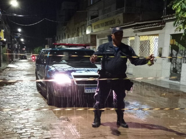 Capim Grosso: Chuvas causam alagementos e GCM interdita rua para evitar acidentes