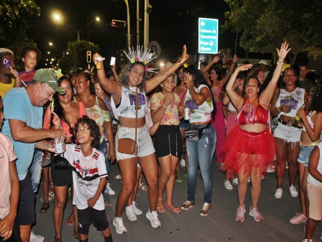Bloco PELU desfila no carnaval de Capim Grosso, veja fotos e vdeos