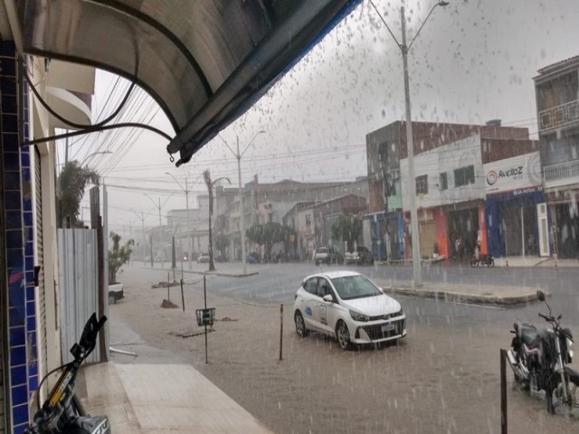 Capim Grosso: Chuva forte causa alagamento em ruas e avenidas da cidade