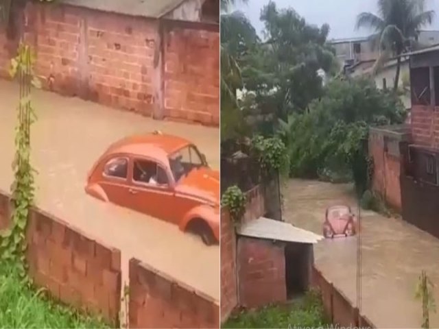 Moradores registram famlia sendo arrastada por chuva dentro de fusca em Simes Filho; veja vdeo