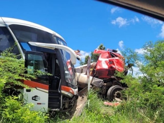 Homem morre aps acidente envolvendo carreta e nibus na BR-116, entre Santa Brbara e Serrinha