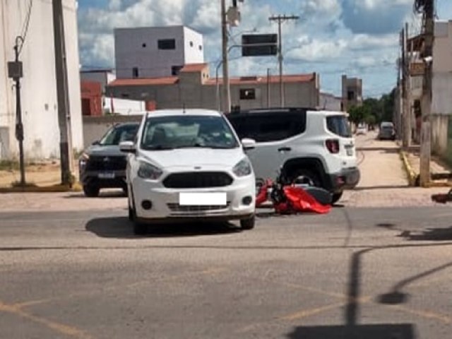 Capim Grosso: Coliso entre moto e carro no semforo do cruzamento da Av. ACM com Luiz Eduardo