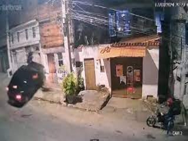 Salvador: Veculo desgovernado atinge pedestres, casa e moto no Alto da Terezinha; assista