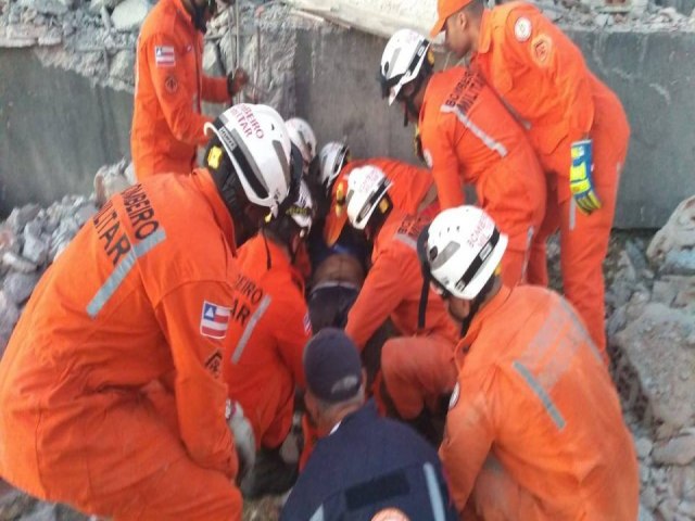 Homem morre soterrado durante desabamento de estrutura no Polo de Camaari