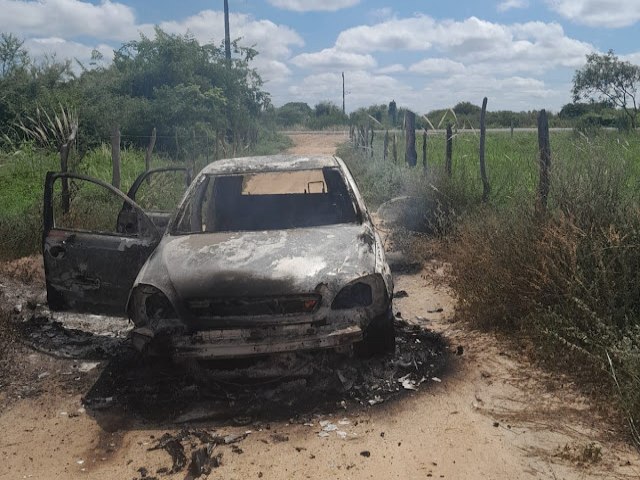 Jacobina: Carro pega fogo e jovem tem prejuzo de R$ 16 mil