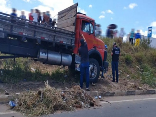 Homem  encontrado morto com marca de tiro dentro de cabine de caminho em Santa Brbara