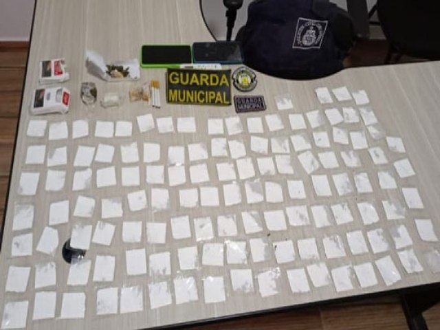 Ao entre Polcia Civil e Guarda Municipal prende trs homens e apreende 126 pores de drogas em Queimadas; dois residem em Santaluz