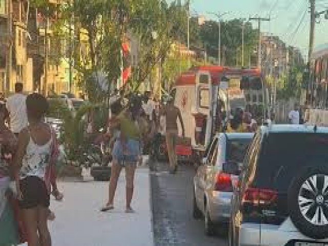 Salvador: motoristas chocados e equipe do Samu tenta reanimar vtima por uma hora na Suburbana