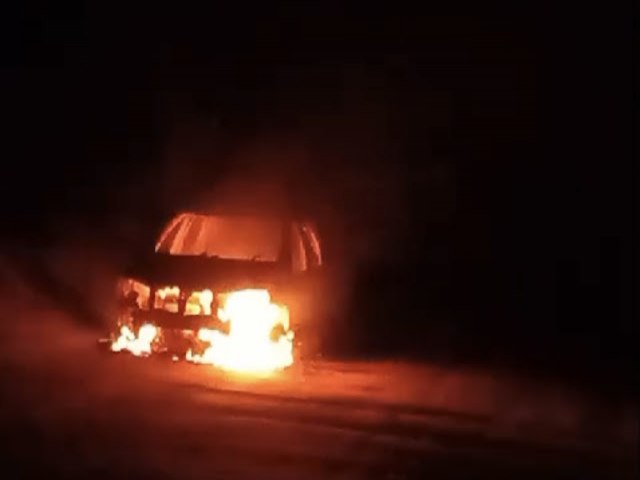 Carro pega fogo nas proximidades do Parque Deraldo Cedraz, em Mairi-BA