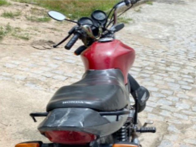 Homem  flagrado conduzindo moto com placa de carro na zona rural de Valente