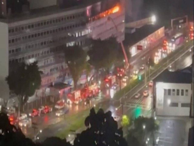 Incndio atinge prdio no bairro do Comrcio, em Salvador, veja vdeo