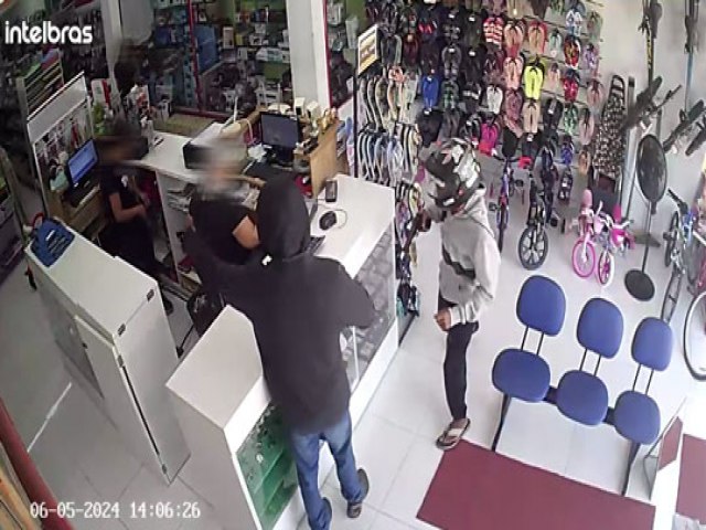 Dupla assalta loja no Centro de Queimadas e foge disparando tiro para o alto