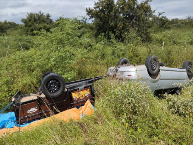 Carro com reboque capota na BA-120 entre Santaluz e Valente