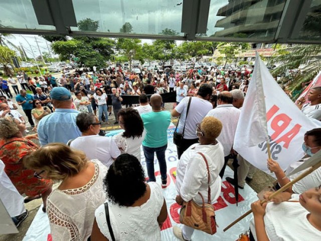 Professores da rede pblica estadual da Bahia entram em greve por tempo indeterminado