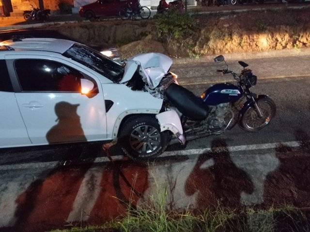 Serrolndia: Carro atinge traseira de moto, mata uma mulher e deixa outra ferida