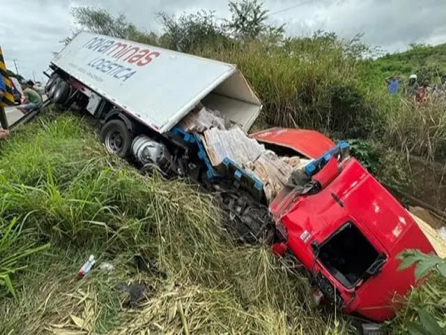 Carreta tomba na BR-324 aps motorista perder o controle da direo