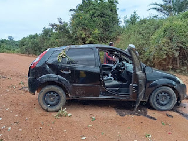 Miguel Calmon; condutor perde controle da direo e carro capota na estrada do Cabral