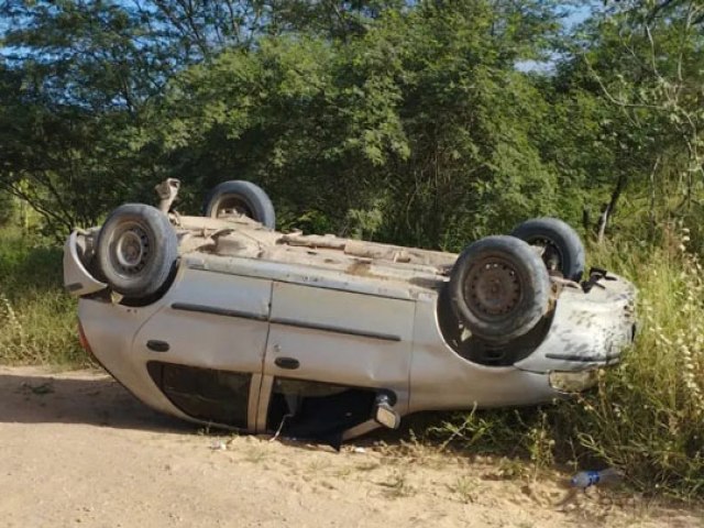 Carro com cinco pessoas capota na zona rural de Valente