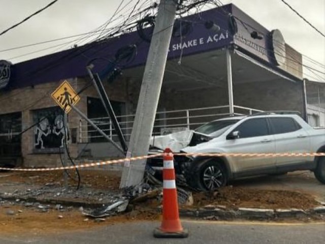 Vitoria da Conquista: Carro bate em poste violentamente na Avenida Brasil