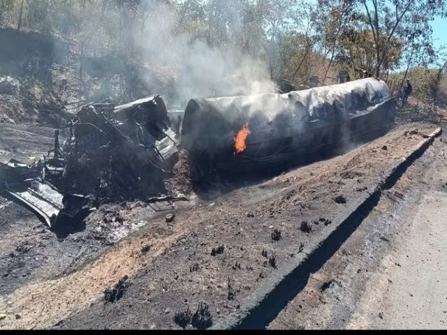 Motorista morre carbonizado aps caminho-tanque tombar e pegar fogo na Bahia