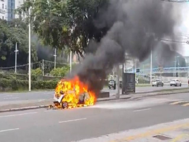 Carro pega fogo e fica totalmente destrudo na Avenida Juracy Magalhes, em Salvador