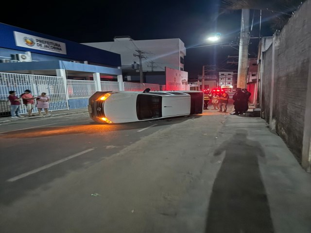 Jacobina: Camionete Hilux capota na Rua Florita Oliveira Matos aps coliso em frente a Clnica de Hemodilise