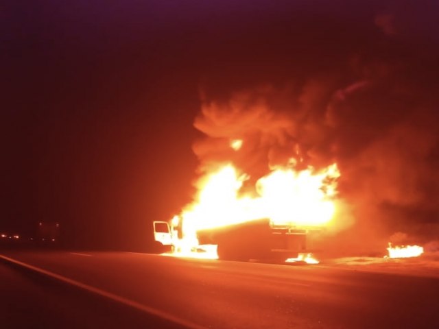 Caminho pega fogo na BR 407 em Capim Grosso; veja vdeo