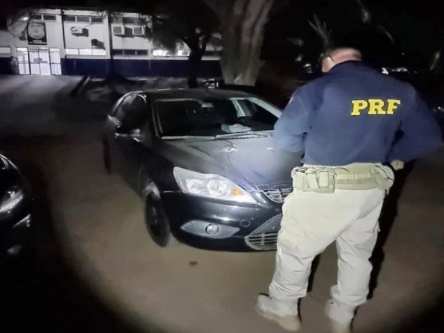 PRF recupera veculo roubado em fiscalizao na BR 324 em Capim Grosso