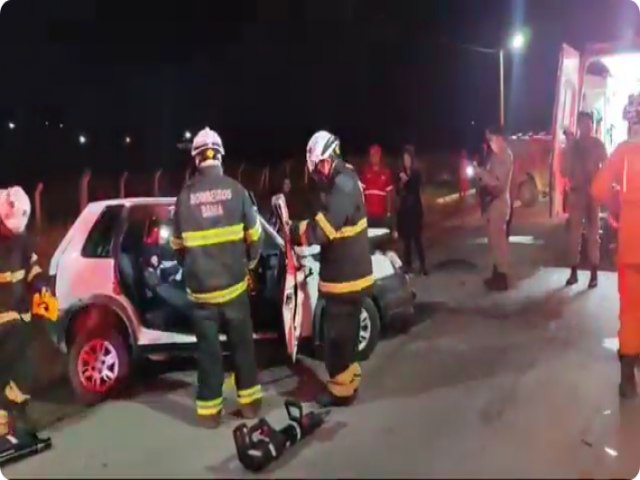 Jacobina: Grave acidente entre Fiat Uno e uma Carreta prximo ao aeroporto